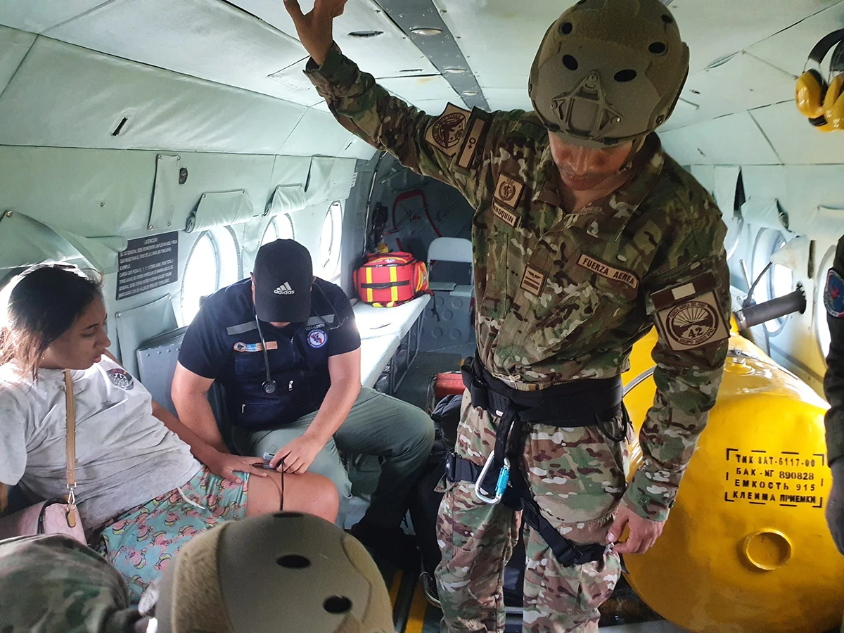 Una mujer embarazada fue la primera rescatada en helicptero tras el accidente. Foto: Fuerza Area de Per (FAP)